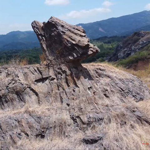 Batu Kipas di Gunung Julang Sumedang