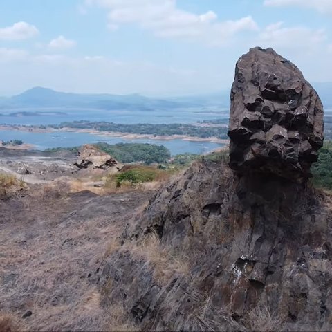 Batu Kipas di Gunung Julang Sumedang