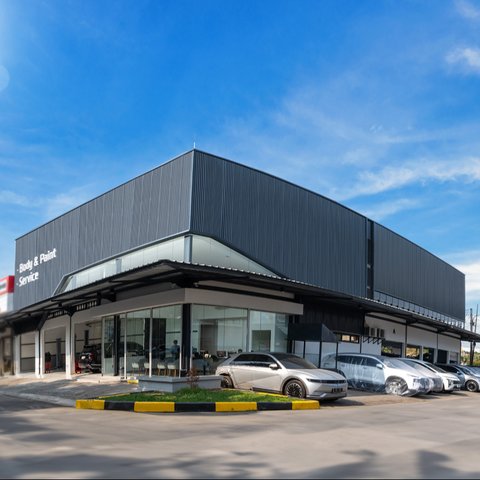 Showroom Hyundai di Bekasi terdiri dari dua bangunan dengan total luas area mencapai 2.500 m2, di mana area perkantorannya seluas 1.500 m2.