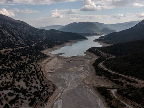 Sebuah desa yang tenggelam di waduk utama Athena terlihat kembali untuk pertama kalinya dalam 30 tahun terakhir akibat kekeringan ekstrem.