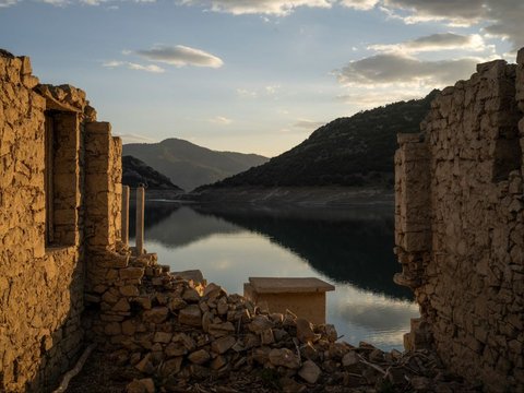 Sebuah desa yang tenggelam di waduk utama Athena terlihat kembali untuk pertama kalinya dalam 30 tahun terakhir akibat kekeringan ekstrem.