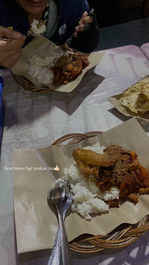 Momen Wanita Ajak Traktir Makan Ojol yang Ditumpanginya, Aksinya Banjir Pujian Warganet