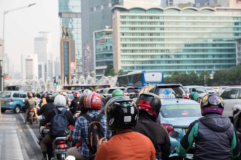 Gambaran kegiatan para pekerja di Jakarta. (Foto oleh Adrian Pranata di Unsplash)