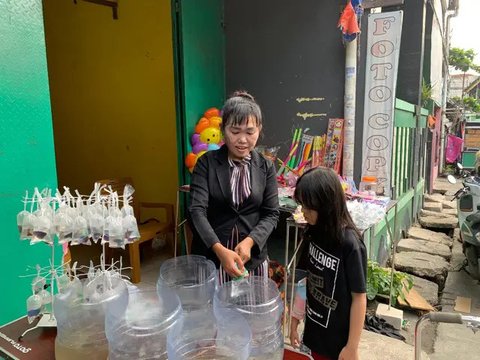 Dewi istri muda Pak Tarno di Kawasan Warakas, Jakarta Utara, Senin (30/12/2024). (Dok. via M. Altaf Jauhar)
