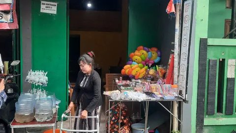 Dewi istri muda Pak Tarno di Kawasan Warakas, Jakarta Utara, Senin (30/12/2024). (Dok. via M. Altaf Jauhar)