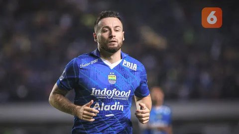 Pemain Persib Bandung, Marc Klok (kanan), berusaha melewati hadangan pemain Arema FC, Jayus Hariono (kiri) dalam pertandingan pekan kedua BRI Liga 1 2023/2024 yang berlangsung di Stadion Kapt