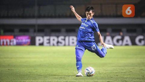 Pemain Persib Bandung, Marc Klok (kanan), berusaha melewati hadangan pemain Arema FC, Jayus Hariono (kiri) dalam pertandingan pekan kedua BRI Liga 1 2023/2024 yang berlangsung di Stadion Kapt