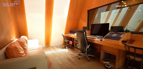 7 Potret Studio Ello yang Berada di Rooftop Rumah, Desain Mirip Rumah Panggung - Jadi Tempat Berkarya