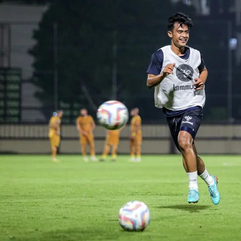 Pratama Arhan berpose di depan fotografer setelah perkenalan pemain baru Suwon FC yang berlangsung di Hotel Sultan, Jakarta, Kamis (15/02/2024) WIB. (Bola.com/Bagaskara Lazuardi)