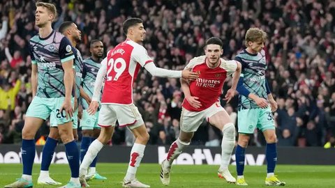 Gelandang Arsenal, Declan Rice (kiri) mencetak gol pertama timnya ke gawang Brentford lewat sundulan kepala pada laga pekan ke-28 Premier League 2023/2024 di Emirates Stadium, London, Sabtu (