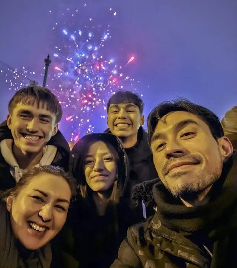 Gaya Artis Tanah Air Rayakan Pergantian Tahun 2024 ke 2025 di Luar Negeri. [@raffinagita1717]
