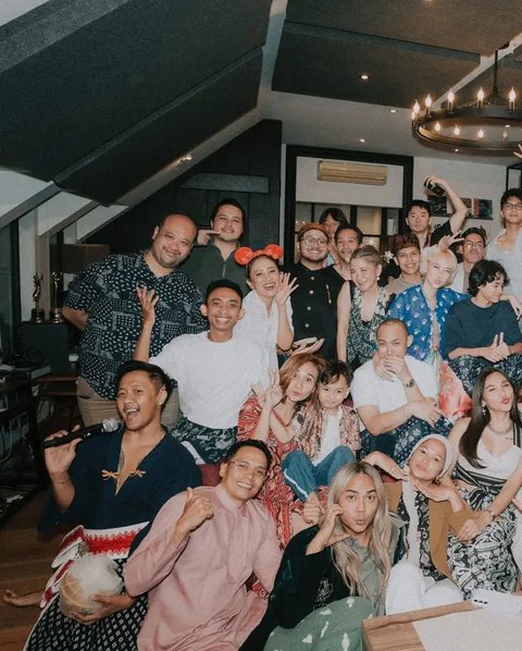 Lihat di sini tampilan Bunga Citra Lestari rayakan akhir tahun dengan kebaya. [@tikoaryawardhana].