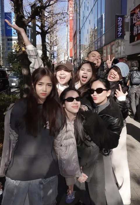 Aaliyah Massaid dan Fuji An Memilih Liburan Akhir Tahun 2024 di Jepang. [@aalliyah.massaid/@fuji_an]