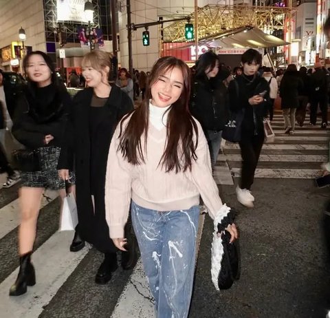 Aaliyah Massaid dan Fuji An Memilih Liburan Akhir Tahun 2024 di Jepang. [@aalliyah.massaid/@fuji_an]