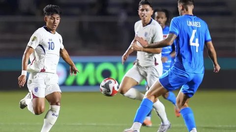 Pemain Timnas Thailand, Patrik Gustavsson (9) dan Suphanat Mueanta (10), dalam pertandingan melawan Singapura di penyisihan Grup A Piala AFF 2024 di National Stadium, Singapura (