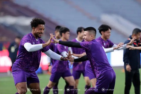 Striker naturalisasi Vietnam, Rafaelson menikmati momen kemenangan 5-0 atas Myanmar dalam laga fase grup Piala AFF 2024 di Stadion Viet Tri, Sabtu (21/12/2024). (Dok. VFF)