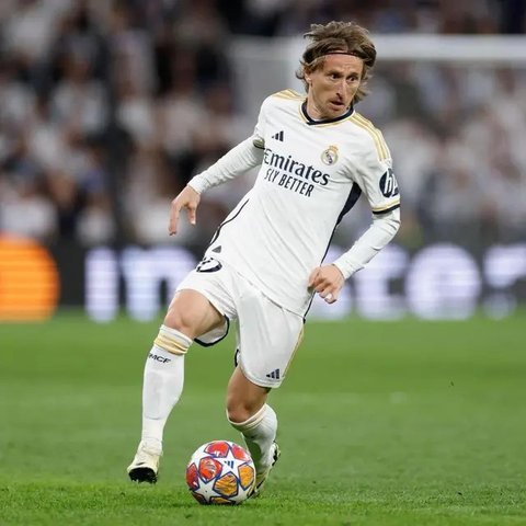 Pemain Real Madrid, Luka Modric merayakan gol penentu kemenangan timnya ke gawang Sevilla pada laga lanjutan Liga Spanyol 2023/2024 di Stadion Santiago Bernabeu, Madrid, Spanyol, Senin (26/02