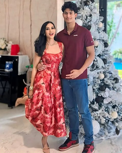 Diah Permatasari berbagi sejumlah momen saat anaknya, Marciano Nicholas, tiba di Jakarta. Netizen menilai keduanya seperti kakak dan adik saking akrab. (Foto: Dok. Instagram @dps_diahperma