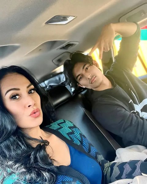 Diah Permatasari berbagi sejumlah momen saat anaknya, Marciano Nicholas, tiba di Jakarta. Netizen menilai keduanya seperti kakak dan adik saking akrab. (Foto: Dok. Instagram @dps_diahperma