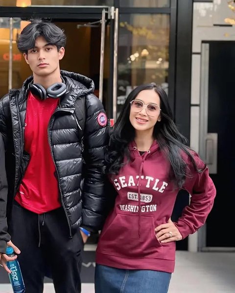 Diah Permatasari berbagi sejumlah momen saat anaknya, Marciano Nicholas, tiba di Jakarta. Netizen menilai keduanya seperti kakak dan adik saking akrab. (Foto: Dok. Instagram @dps_diahperma