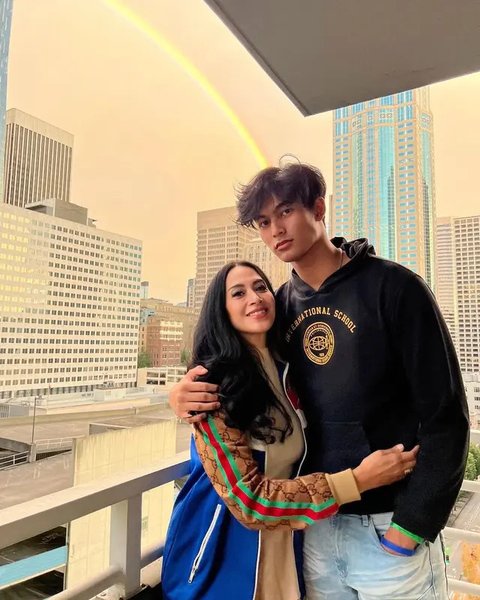 Diah Permatasari berbagi sejumlah momen saat anaknya, Marciano Nicholas, tiba di Jakarta. Netizen menilai keduanya seperti kakak dan adik saking akrab. (Foto: Dok. Instagram @dps_diahperma