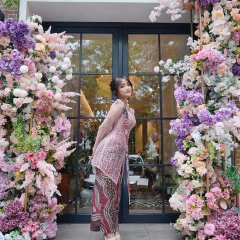 Model Rok Kebaya Modern ala Fuji, Tren Baru yang Wajib Dicoba!