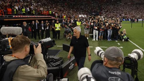 Pelatih Fenerbahce asal Portugal, Jose Mourinho, berdiri di lapangan sebelum pertandingan sepak bola Liga Super Turki antara Fenerbahce dan Galatasaray di Stadion Fenerbahce Sukru Saracogl