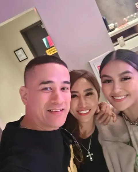 Momen Agnez Mo rayakan tahun baru di Las Vegas, reuni dengan Okan Kornelius. (sumber: Instagram/angelinevalesques)