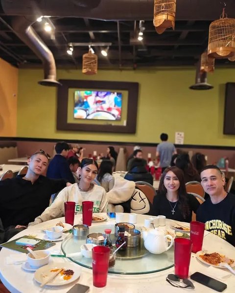 Momen Agnez Mo rayakan tahun baru di Las Vegas, reuni dengan Okan Kornelius. (sumber: Instagram/angelinevalesques)