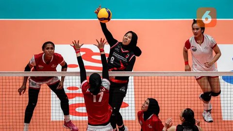 Pemain Red Sparks, Megawati Hangestri tersenyum saat menghadapi tim putri Indonesia All Star pada laga ekshibisi bola voli fun volleyball di Indonesia Arena, Senayan, Jakarta, Sabtu (20/4/