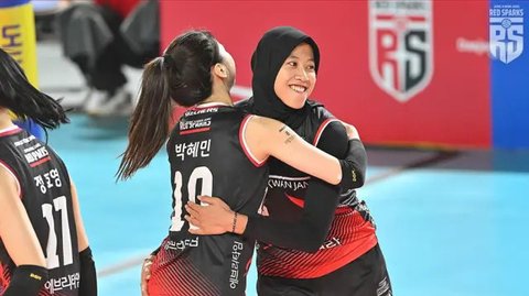 Pemain Red Sparks, Megawati Hangestri tersenyum saat menghadapi tim putri Indonesia All Star pada laga ekshibisi bola voli fun volleyball di Indonesia Arena, Senayan, Jakarta, Sabtu (20/4/