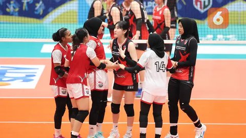 Pemain Red Sparks, Megawati Hangestri tersenyum saat menghadapi tim putri Indonesia All Star pada laga ekshibisi bola voli fun volleyball di Indonesia Arena, Senayan, Jakarta, Sabtu (20/4/