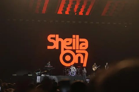 Penyanyi Albert Tanabe saat berkunjung ke kantor Liputan6.com di Gedung KLY, Jakarta Pusat, Senin (30/12/2024). (Foto: Edu Krisnadefa)