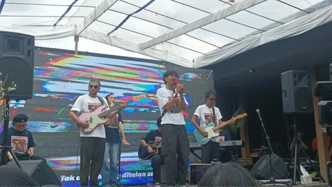 Penyanyi Albert Tanabe saat berkunjung ke kantor Liputan6.com di Gedung KLY, Jakarta Pusat, Senin (30/12/2024). (Foto: Edu Krisnadefa)