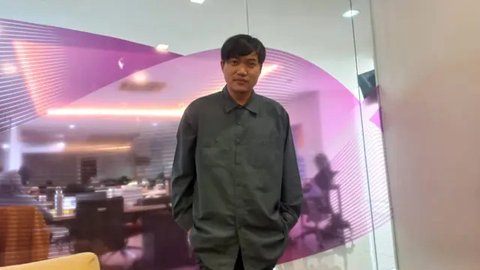 Penyanyi Albert Tanabe saat berkunjung ke kantor Liputan6.com di Gedung KLY, Jakarta Pusat, Senin (30/12/2024). (Foto: Edu Krisnadefa)