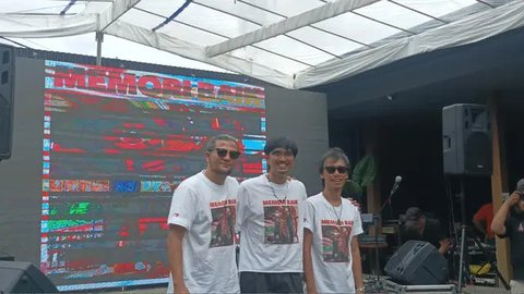 Penyanyi Albert Tanabe saat berkunjung ke kantor Liputan6.com di Gedung KLY, Jakarta Pusat, Senin (30/12/2024). (Foto: Edu Krisnadefa)