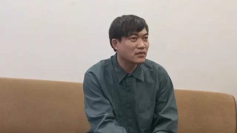 Penyanyi Albert Tanabe saat berkunjung ke kantor Liputan6.com di Gedung KLY, Jakarta Pusat, Senin (30/12/2024). (Foto: Edu Krisnadefa)