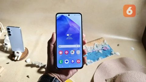 Tampilan Samsung Galaxy A55 varian warna baru Awesome Lemon. (Liputan6.com/Agustinus M. Damar)
