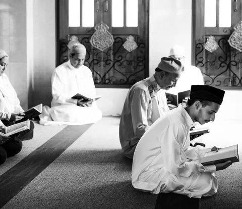 Ilustrasi muslim membaca Al-Qur'an. (Photo Copyright by Freepik)