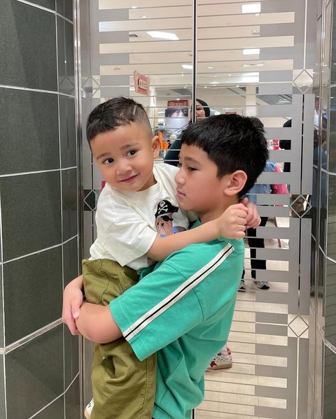 Potret Kebersamaan Rafathar dan Rayyanza Kalau Lagi Akur yang Menggemaskan