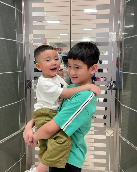 Potret Kebersamaan Rafathar dan Rayyanza Kalau Lagi Akur yang Menggemaskan