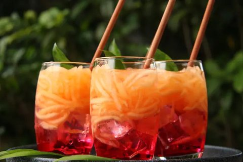 Es kelapa muda gula merah. (Foto: resepmasakankue.com)