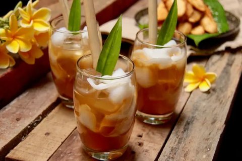 Es kelapa muda gula merah. (Foto: resepmasakankue.com)