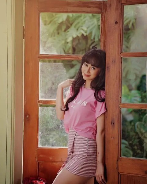 Denise Chariesta akhirnya dibaptis Pendeta Gilbert Lumoindong. Ia buka kartu soal alasan bersedia dibaptis dan meninggalkan gaya hidup yang lama. (Foto: Dok. YouTube Intens Investigasi)