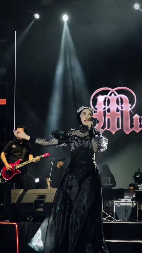 7 Potret Mulan Jameela dan Ahmad Dhani Tahun Baruan di Palangkaraya, Sambil Pacaran - Jarang-Jarang Pergi Berdua