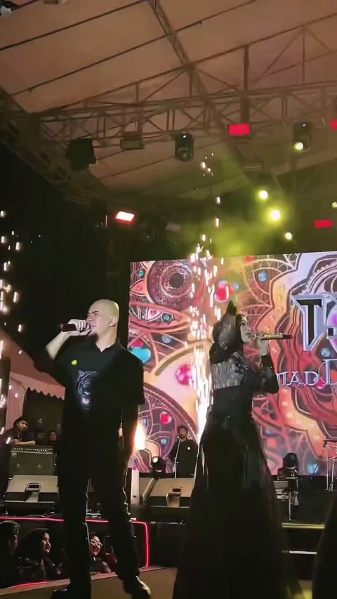 7 Potret Mulan Jameela dan Ahmad Dhani Tahun Baruan di Palangkaraya, Sambil Pacaran - Jarang-Jarang Pergi Berdua