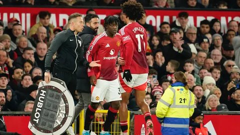 Pelatih Manchester United asal Portugal, Ruben Amorim (kanan), menyaksikan penyerang Manchester United asal Belanda #11, Joshua Zirkzee (kiri), meninggalkan lapangan setelah digantikan ole