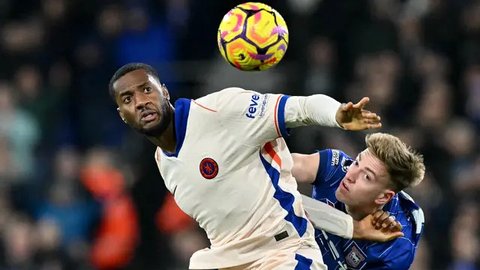 Liam Delap dari Ipswich Town mencetak gol melawan Chelsea di Portman Road pada Selasa, 31 Desember 2024.