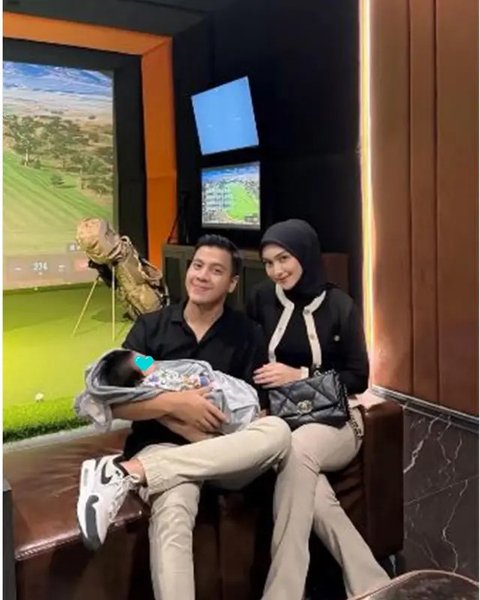 Melody Prima momong anak ketiga. (sumber: Instagram/ilhamprawira91/melodyprima)