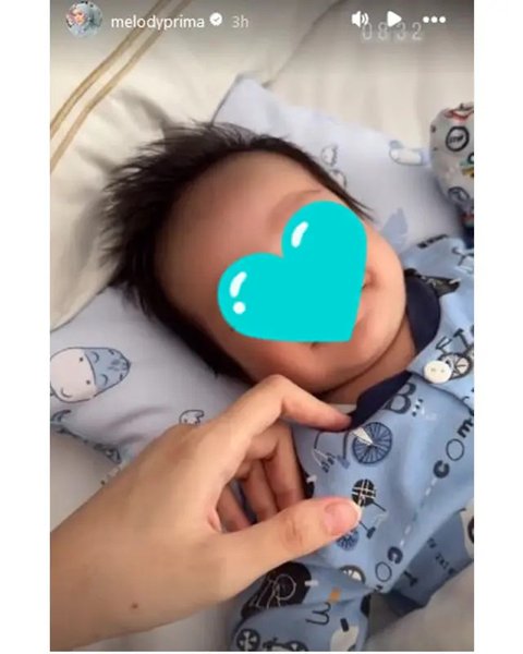 Melody Prima momong anak ketiga. (sumber: Instagram/ilhamprawira91/melodyprima)